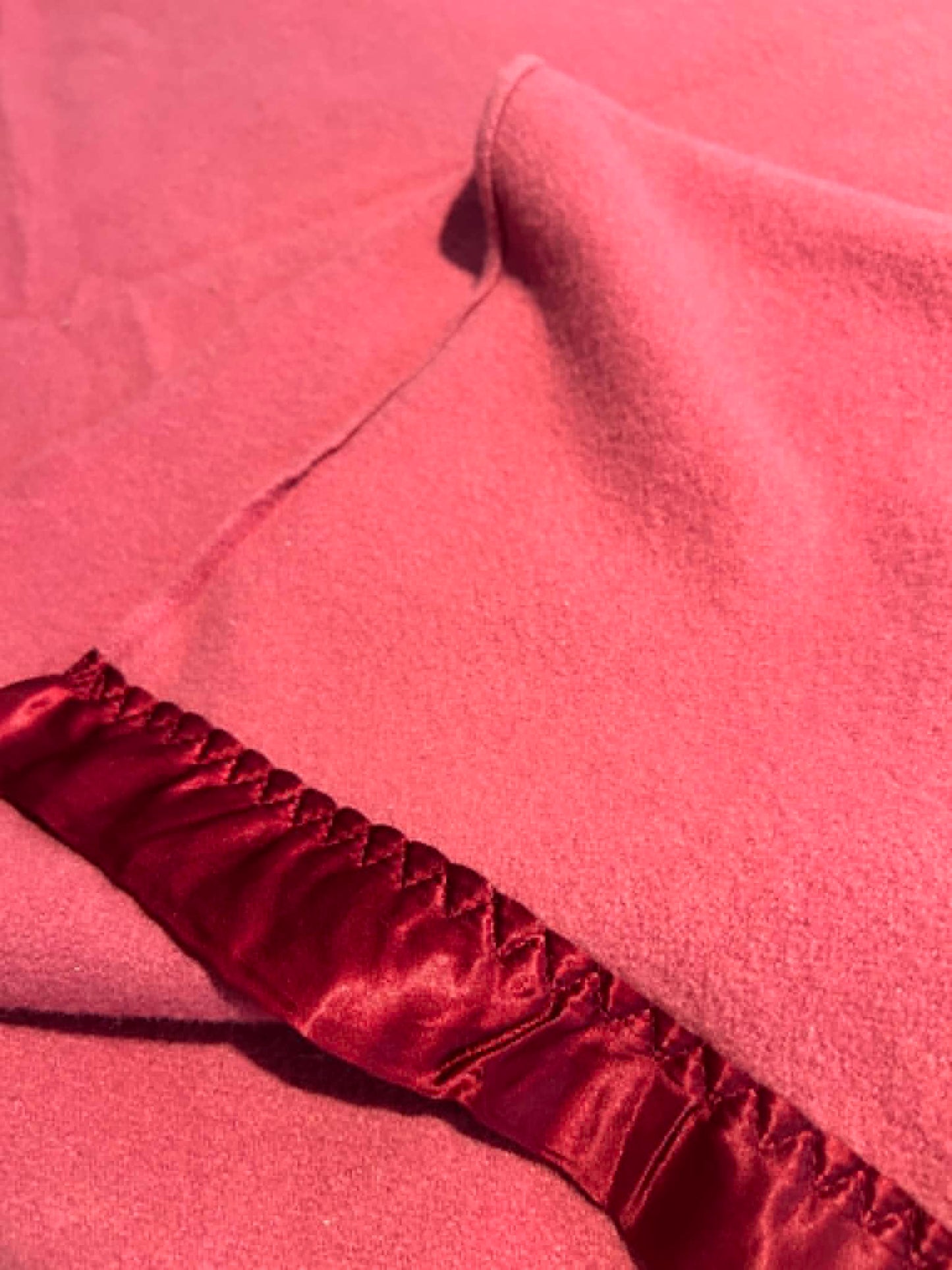 Vintage Onkaparinga Wool Blanket Queen Size 180 x 224cm Dusty Plum Mauve Satin Trim Australian Made