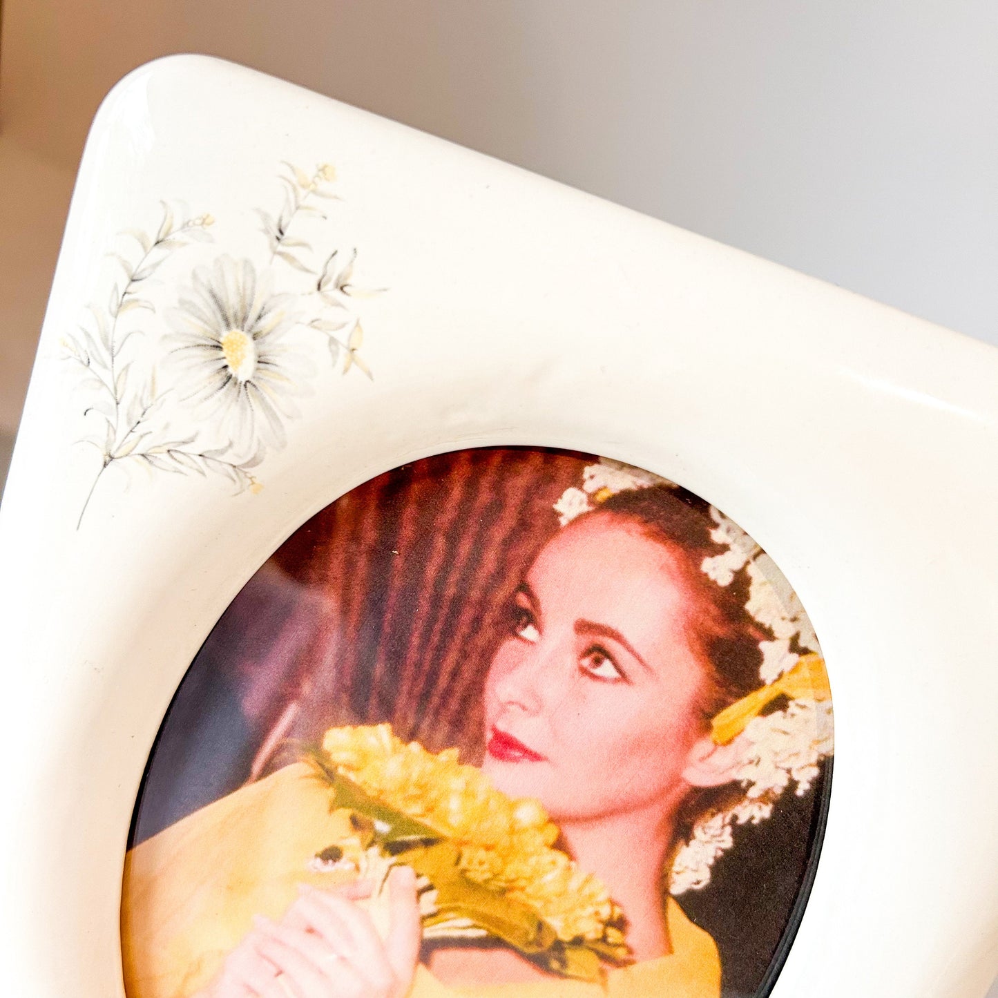 Vintage Ceramic Oval Photo Frame: White Daisy Flower Design (8x10 cm)