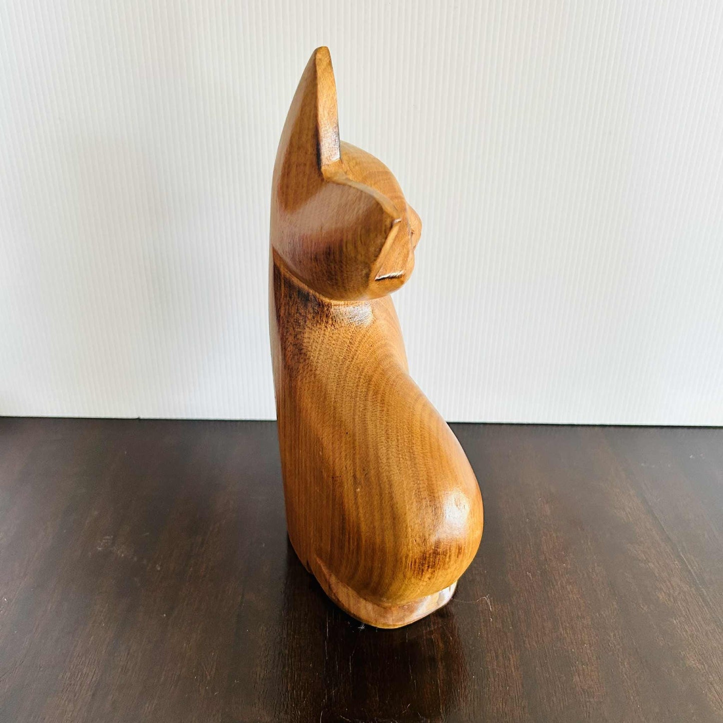 Hand-Carved Wooden Cat Figurine: Minimalist Home Decor (21cm)