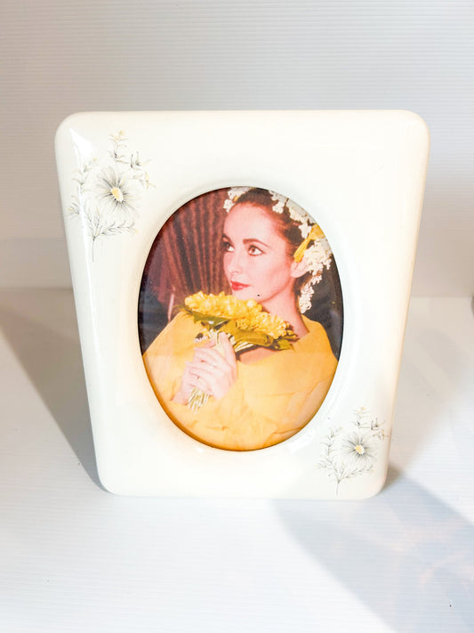 Vintage Ceramic Oval Photo Frame: White Daisy Flower Design (8x10 cm)