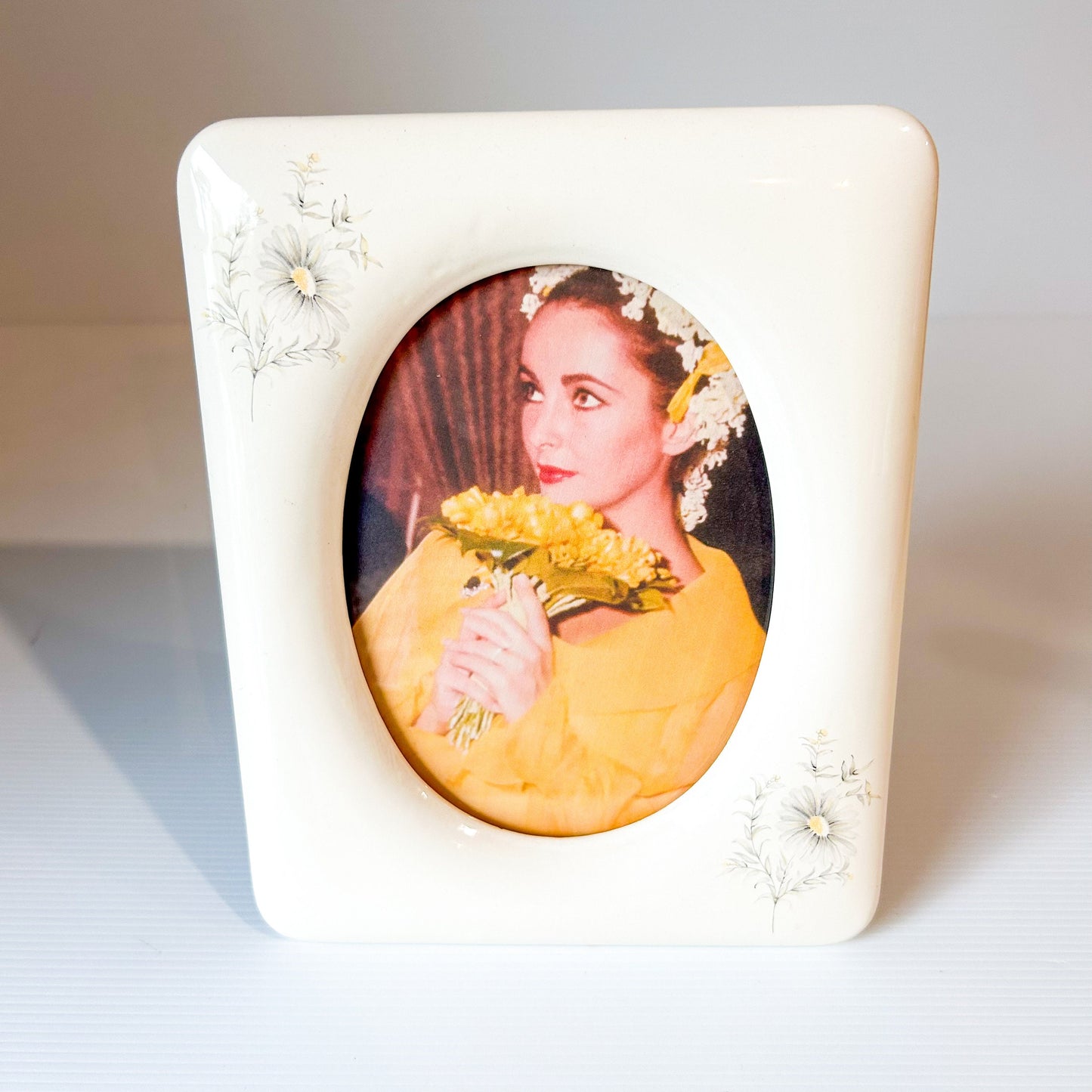 Vintage Ceramic Oval Photo Frame: White Daisy Flower Design (8x10 cm)