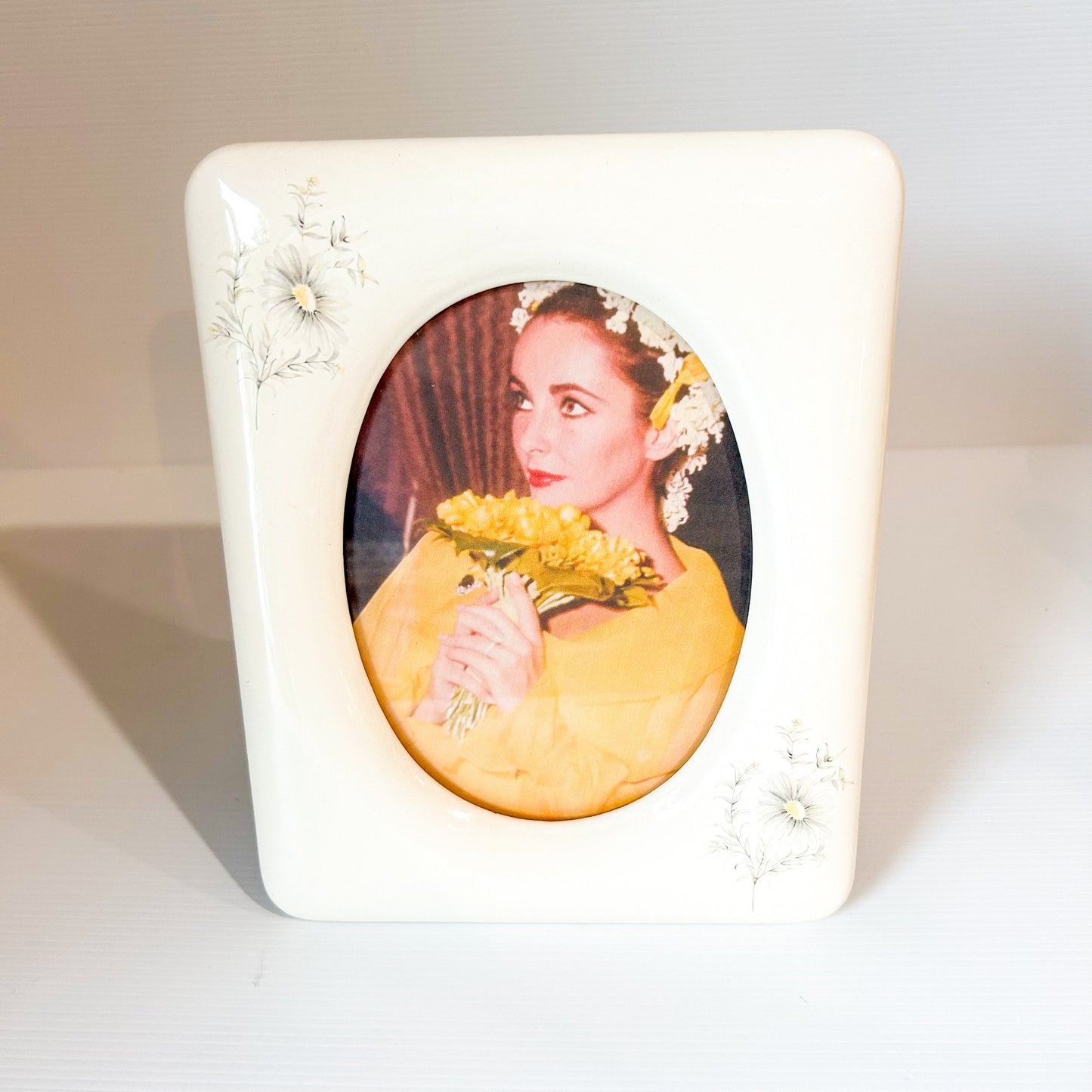 Vintage Ceramic Oval Photo Frame: White Daisy Flower Design (8x10 cm)