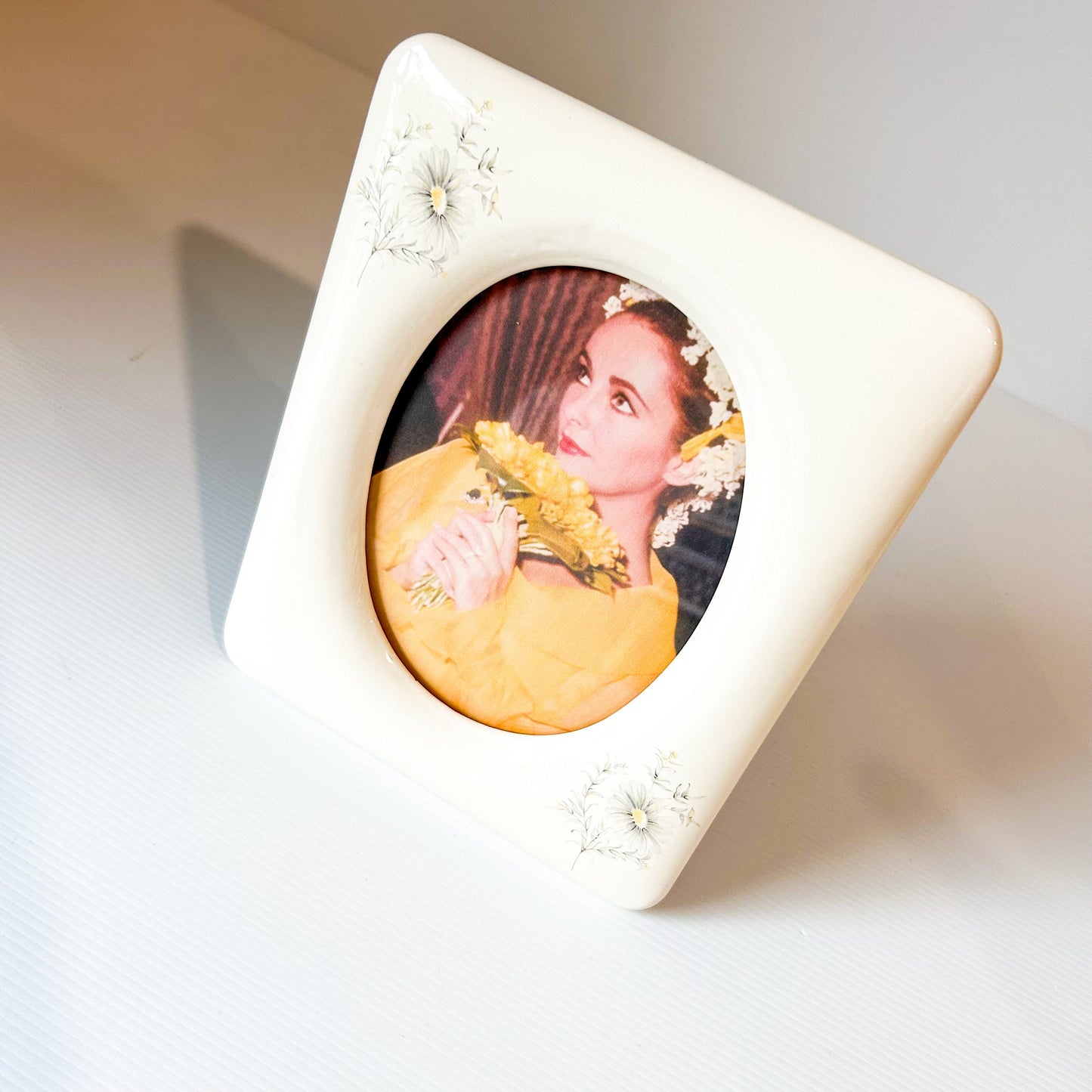 Vintage Ceramic Oval Photo Frame: White Daisy Flower Design (8x10 cm)