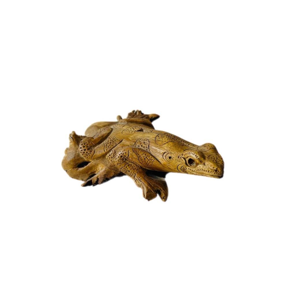 Hand Carved Wooden Lizard Sculpture, Chinaberry Parasite Wood Decor