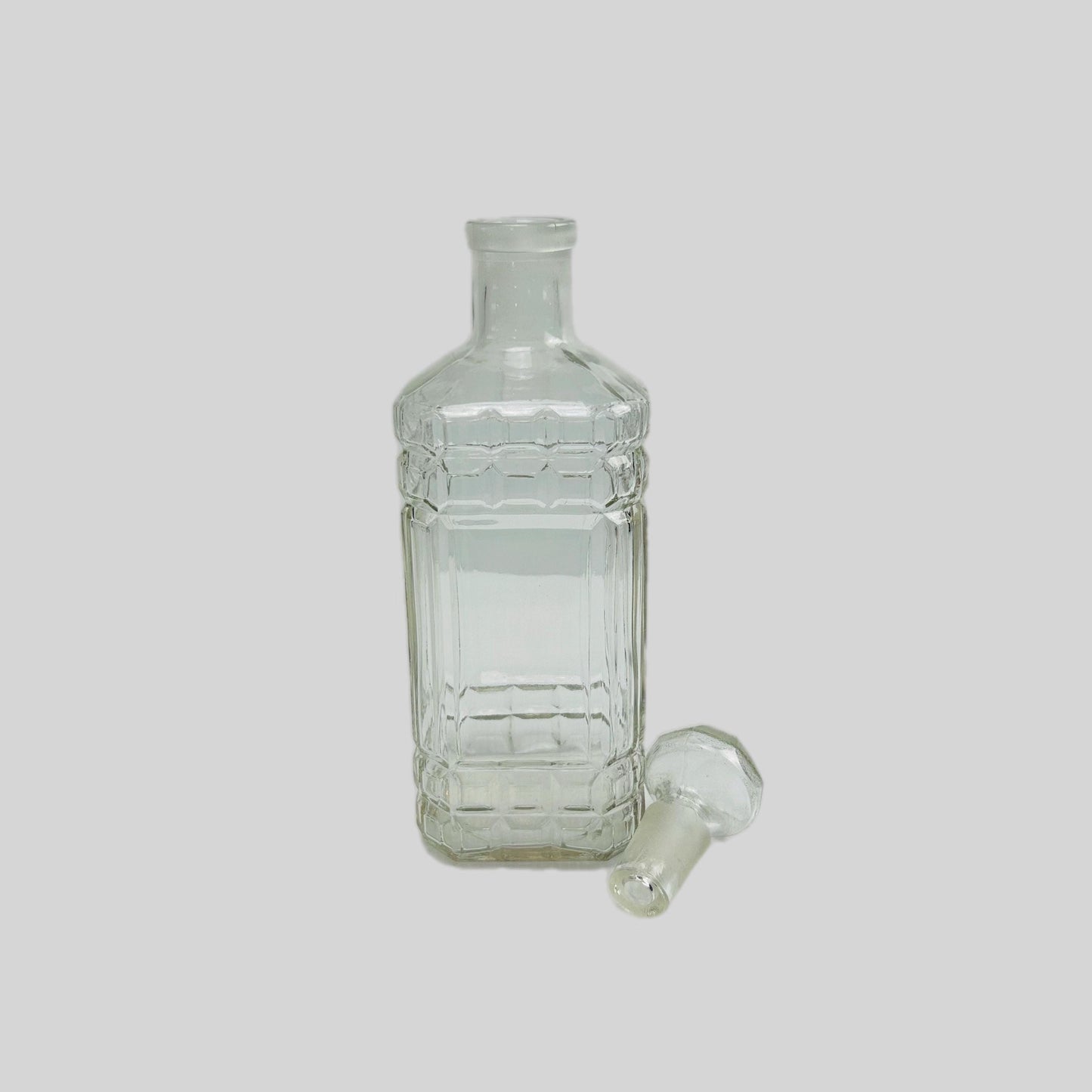 Vintage Square Glass Whiskey Decanter with Stopper: Retro Barware (26cm)