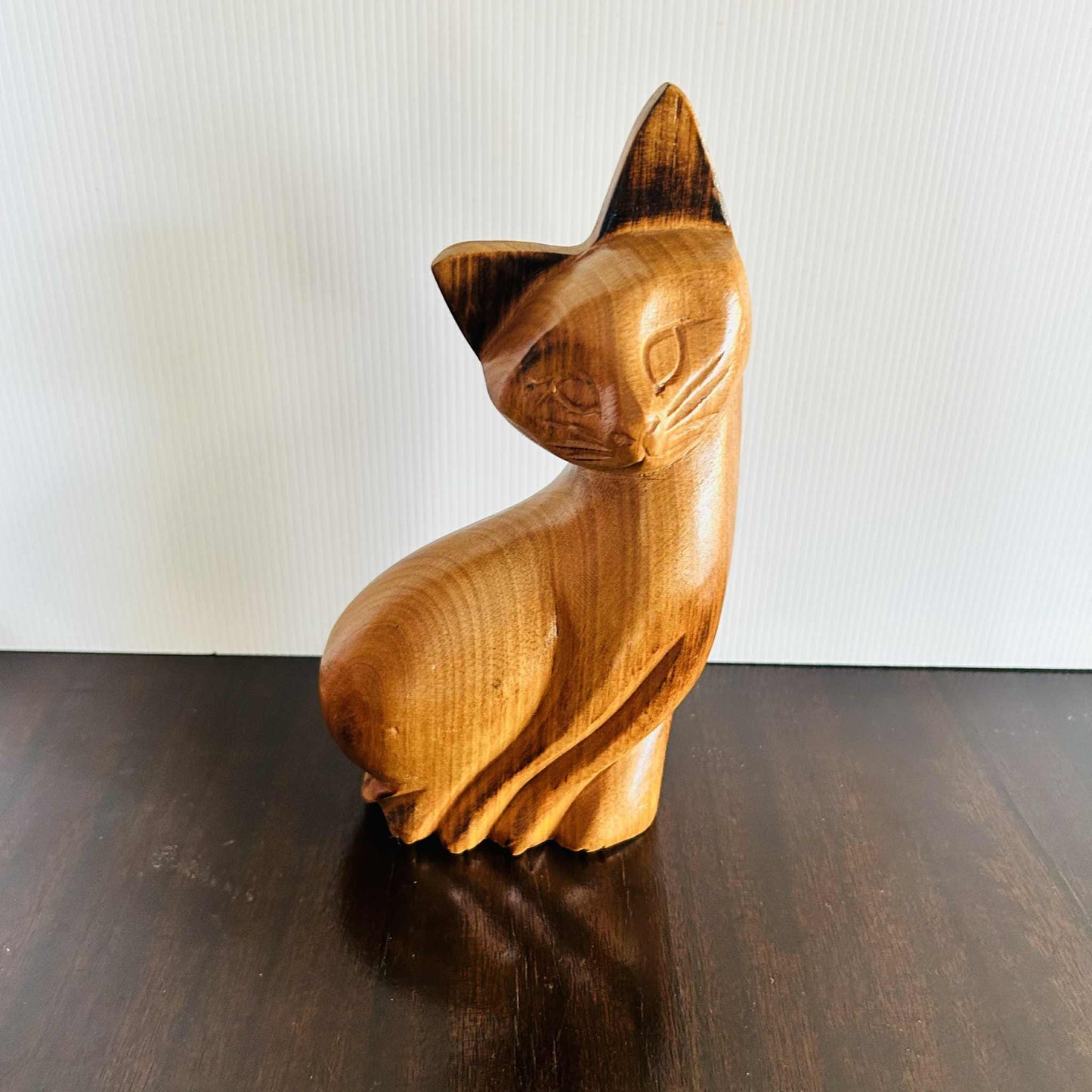 Hand-Carved Wooden Cat Figurine: Minimalist Home Decor (21cm)